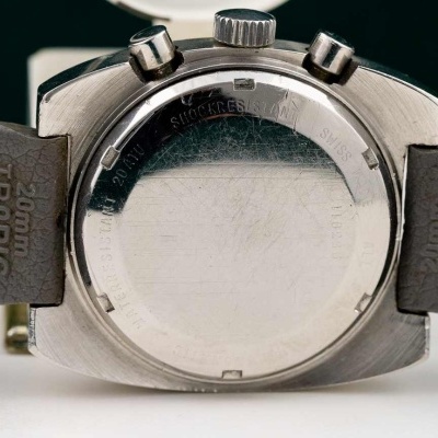 Relógio com bracelete cinzenta de borracha e caixa metálica