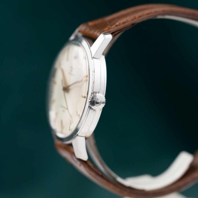 Relógio de pulso com bracelete em couro castanho e caixa metálica prateada