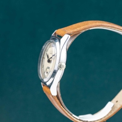 Relógio de pulso clássico com bracelete de couro castanho e mostrador branco