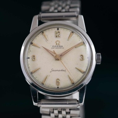 Relógio de pulso Omega automático com mostrador creme e bracelete metálica