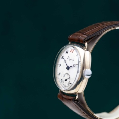 Relógio de pulso Longines com caixa metálica e bracelete de couro castanho