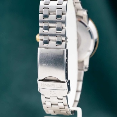 Relógio de pulso com bracelete metálica prateada e fecho ETIERNA