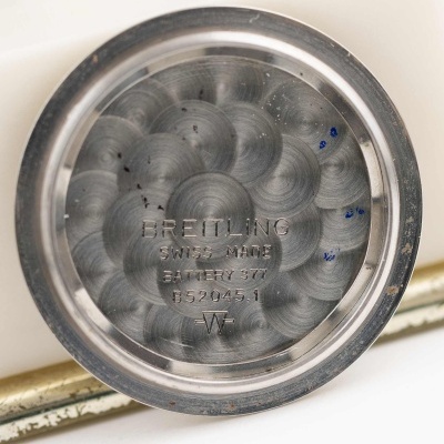 Tampa interior de relógio de metal com inscrições e textura circular