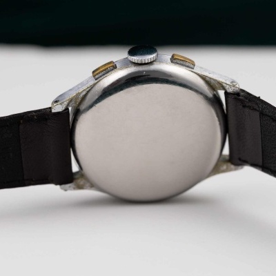 Relógio de pulso com caixa metálica prateada e bracelete preta de couro