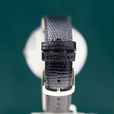 Relógio com bracelete de couro preto texturizado e fivela dourada