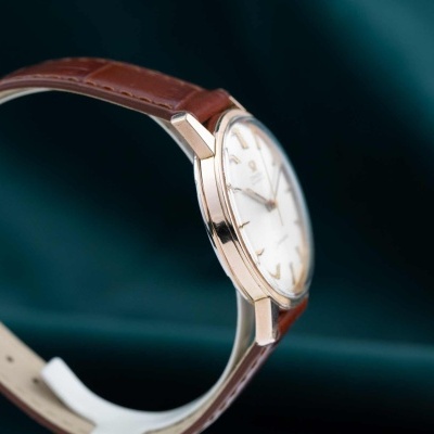 Relógio de pulso com correia de pele castanha e mostrador branco