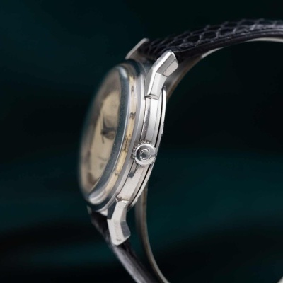 Relógio de pulso com caixa metálica prateada e bracelete em pele preta