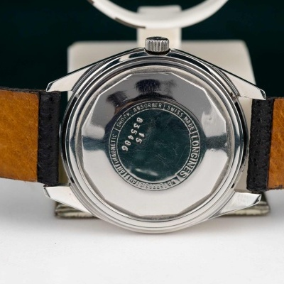 Relógio de pulso com caixa em aço inox e bracelete de couro castanho