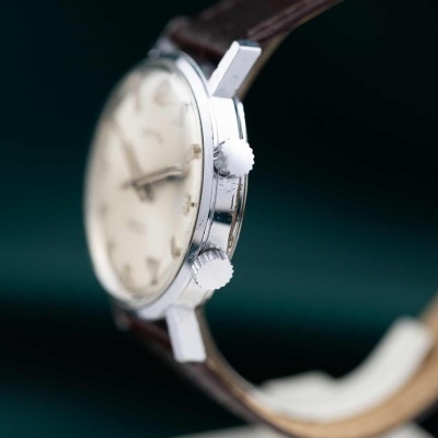 Relógio de pulso metálico com correia de couro castanha