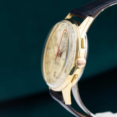 Relógio de pulso dourado com bracelete castanha