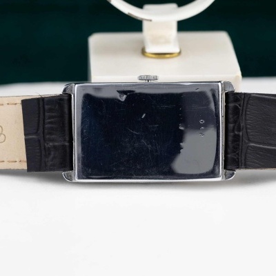 Relógio de pulso retangular com bracelete de couro preto e bege