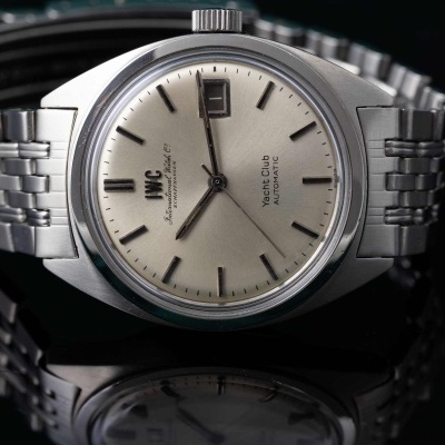 Relógio de pulso IWC prateado com mostrador creme e bracelete de aço