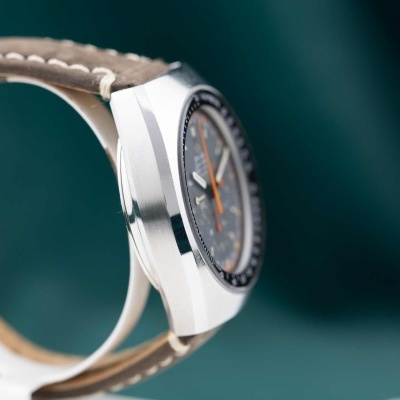 Relógio de pulso com caixa metálica e pulseira castanha