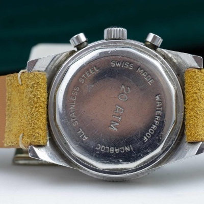 Relógio de pulso com caixa e bracelete em couro amarelo visto de trás