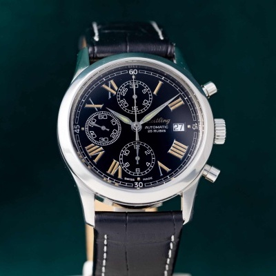 Relógio de pulso clássico com mostrador preto e correia de couro preta