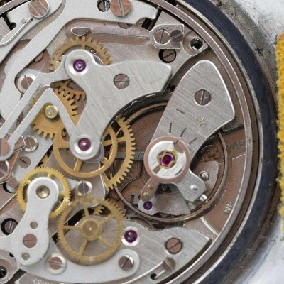 Mecanismo interno de relógio com engrenagens