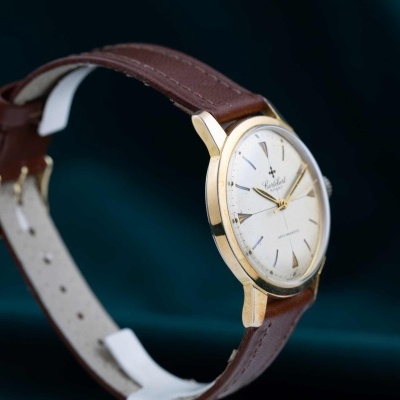 Relógio de pulso dourado com bracelete em pele castanha