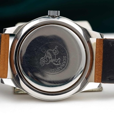 Relógio com tampa traseira metálica gravada SEA MASTER e pulseira de couro preta