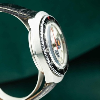 Relógio de pulso com bracelete castanha de couro e caixa metálica prateada