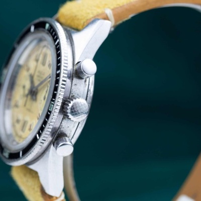 Relógio de pulso com caixa metálica prateada e pulseira castanho claro em couro