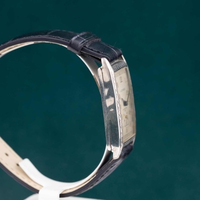 Relógio de pulso retangular com bracelete de couro preta