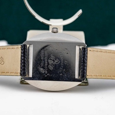 Relógio Omega Seamaster visto de trás com pulseira em couro bege e detalhes pretos