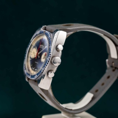 Relógio de pulso vintage com mostrador azul e bracelete de couro cinzento