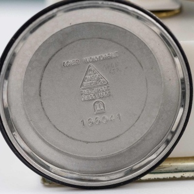 Parte traseira de relógio Omega em aço inoxidável