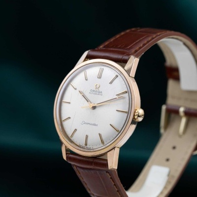 Relógio Omega Seamaster com bracelete castanha em couro e mostrador branco