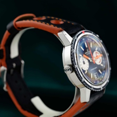 Relógio de pulso com mostrador azul e pulseira em pele preta e laranja