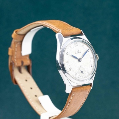 Relógio de pulso Omega com caixa prateada e pulseira castanha