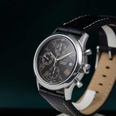 Relógio de pulso com mostrador preto e bracelete preta em couro