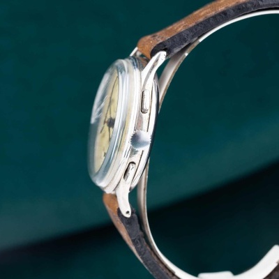 Relógio de pulso com caixa metálica e bracelete de couro castanho