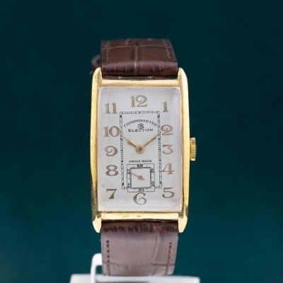 Relógio de pulso retangular dourado com bracelete de couro castanha