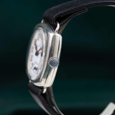 Relógio de pulso metálico com bracelete preta