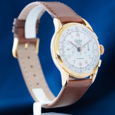 Relógio de pulso vintage dourado com pulseira de couro castanha