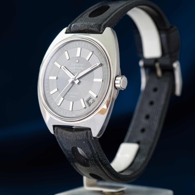 Relógio de pulso prateado com bracelete preta de couro