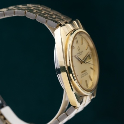 Relógio de pulso Omega Constellation dourado com bracelete metálica bicolor