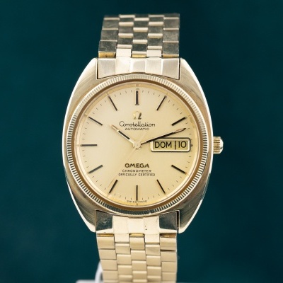 Relógio Omega Constellation dourado com mostrador creme e bracelete metálica