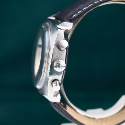 Relógio de pulso com caixa metálica prateada e bracelete de couro castanho escuro