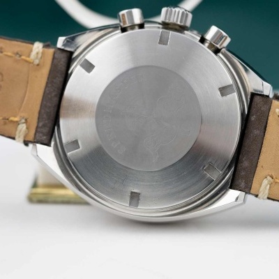 Relógio com tampa traseira metálica e bracelete de pele marrom claro