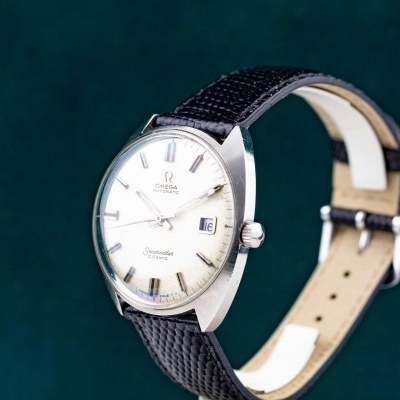 Relógio Omega Seamaster Cosmic automático com bracelete preta em pele.