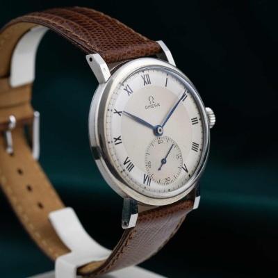 Relógio de pulso Omega clássico com bracelete de couro castanho