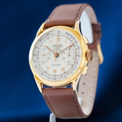 Relógio Omega dourado com pulseira castanha e mostrador branco