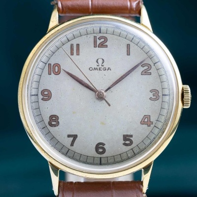 Relógio de pulso Omega com mostrador branco e bracelete castanha