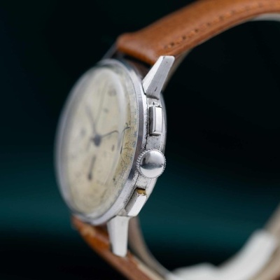 Relógio de pulso clássico com caixa metálica e pulseira de couro castanho