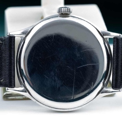 Relógio de pulso com caixa metálica e pulseira de couro castanho