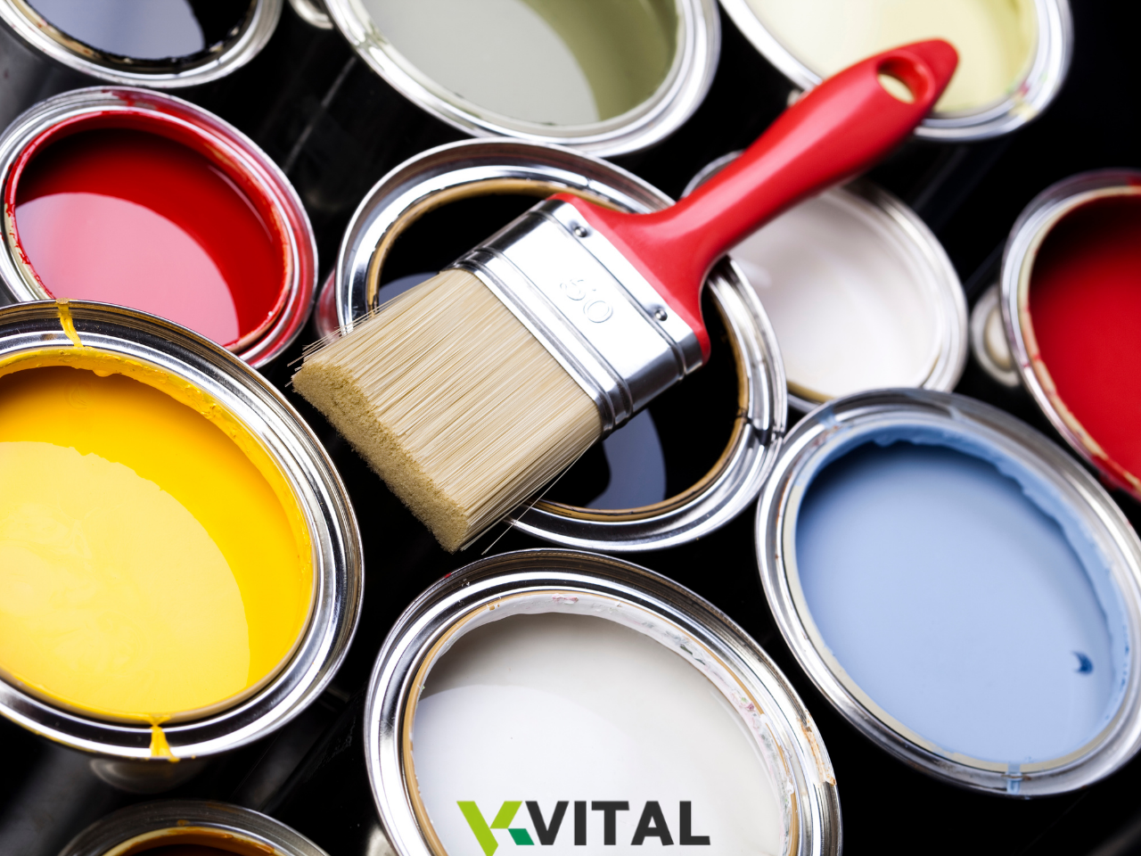 Latas abertas de tinta colorida com pincel vermelho