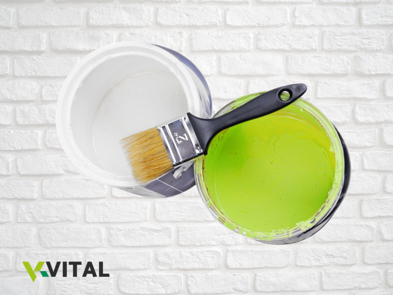 Pincel com tinta verde em latas sobre fundo branco de tijolo
