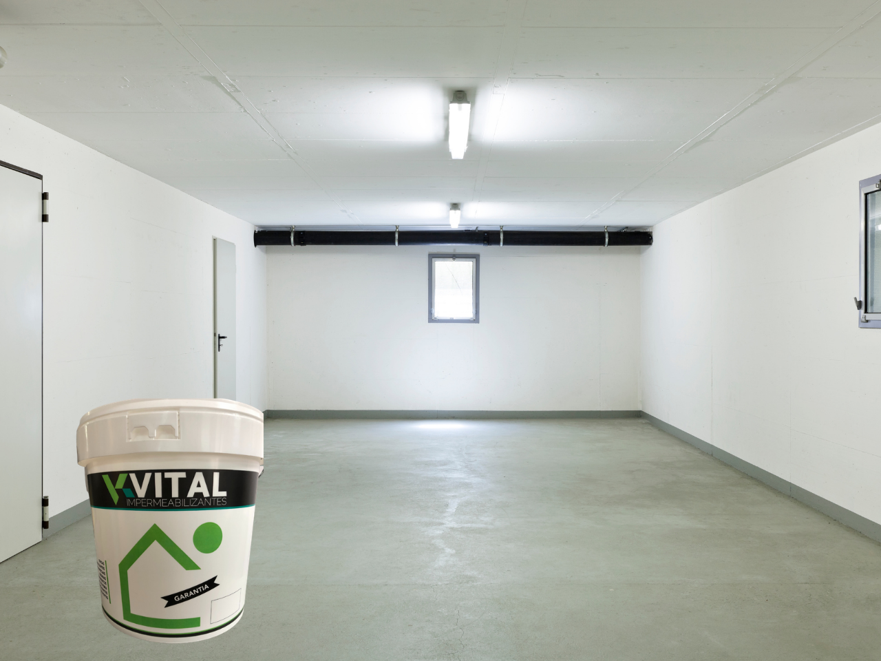 Balde de tinta branco VITAL em espaço interior vazio